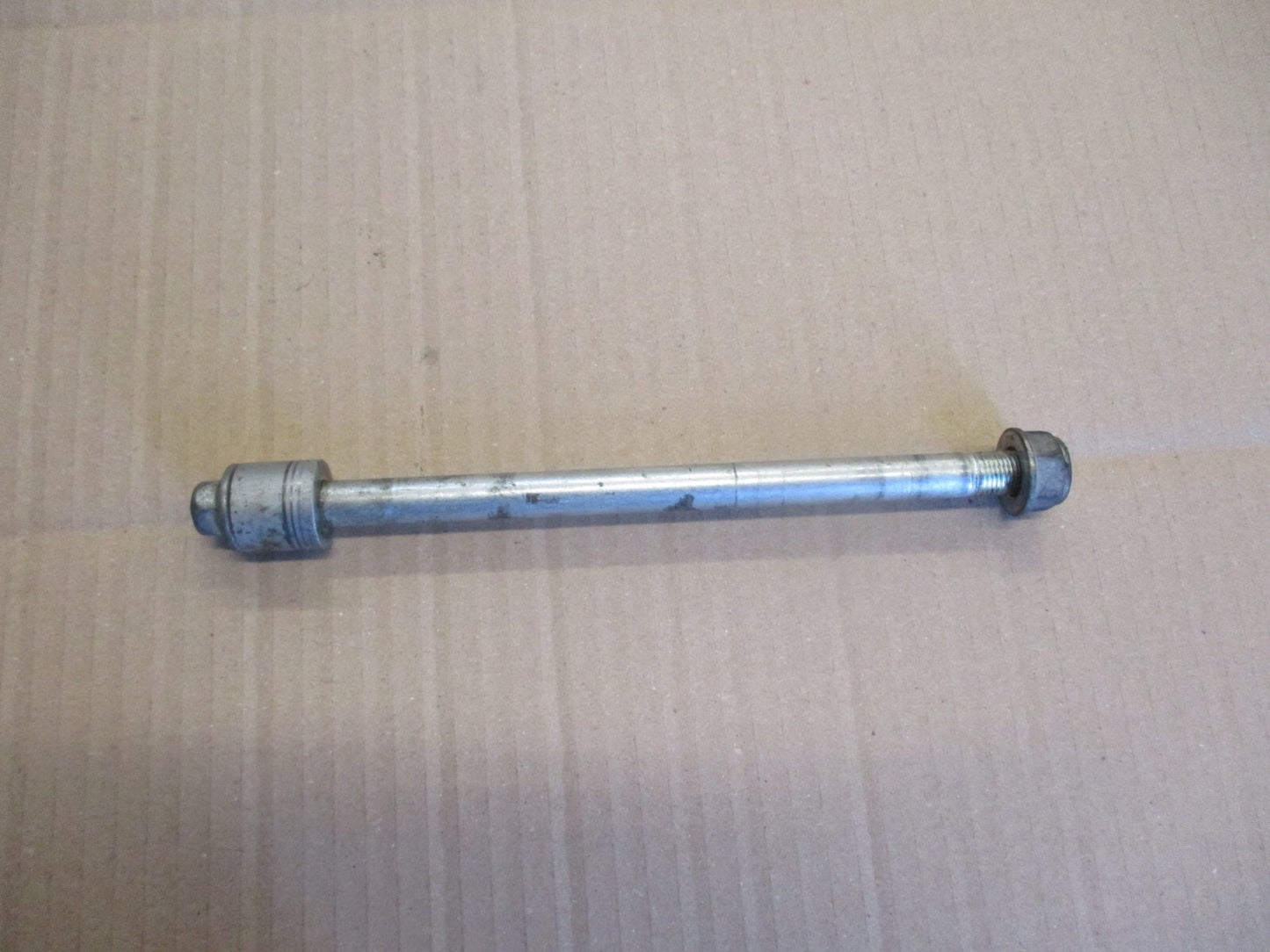 Axe de roue avant pour Honda 125 CBR - JC34