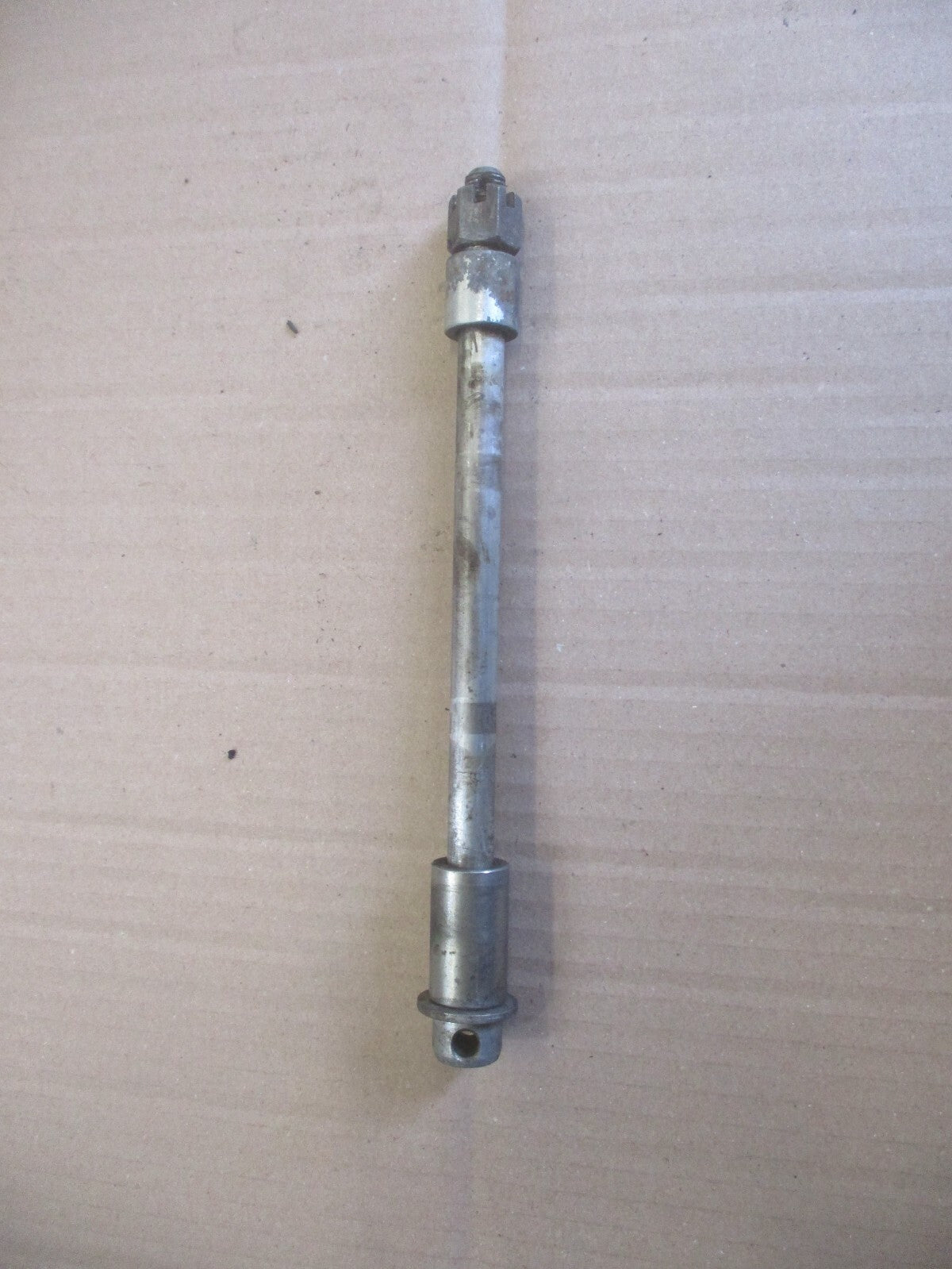 Axe de roue avant + entretoises pour Suzuki 125 TS B - 1979