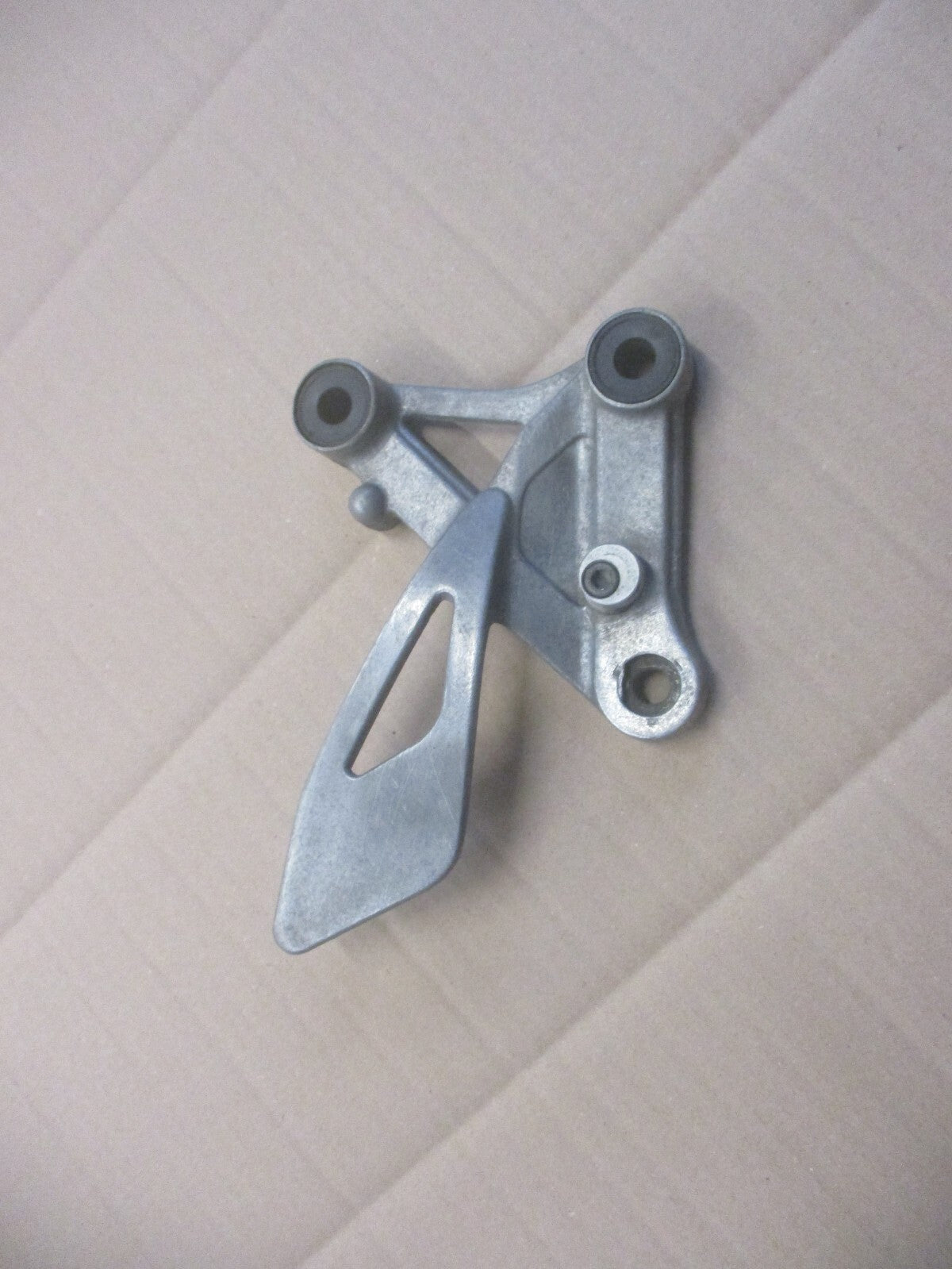 Platine cale pied pilote droite pour Yamaha 125 TZR - 4GM - Belgarda