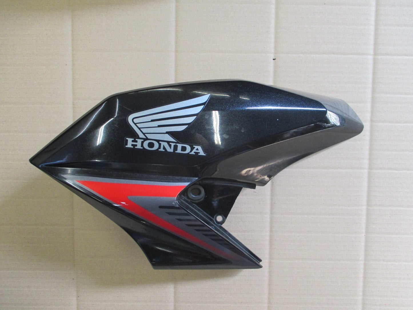 Flanc de carénage gauche pour Honda 125 CBF - JC74