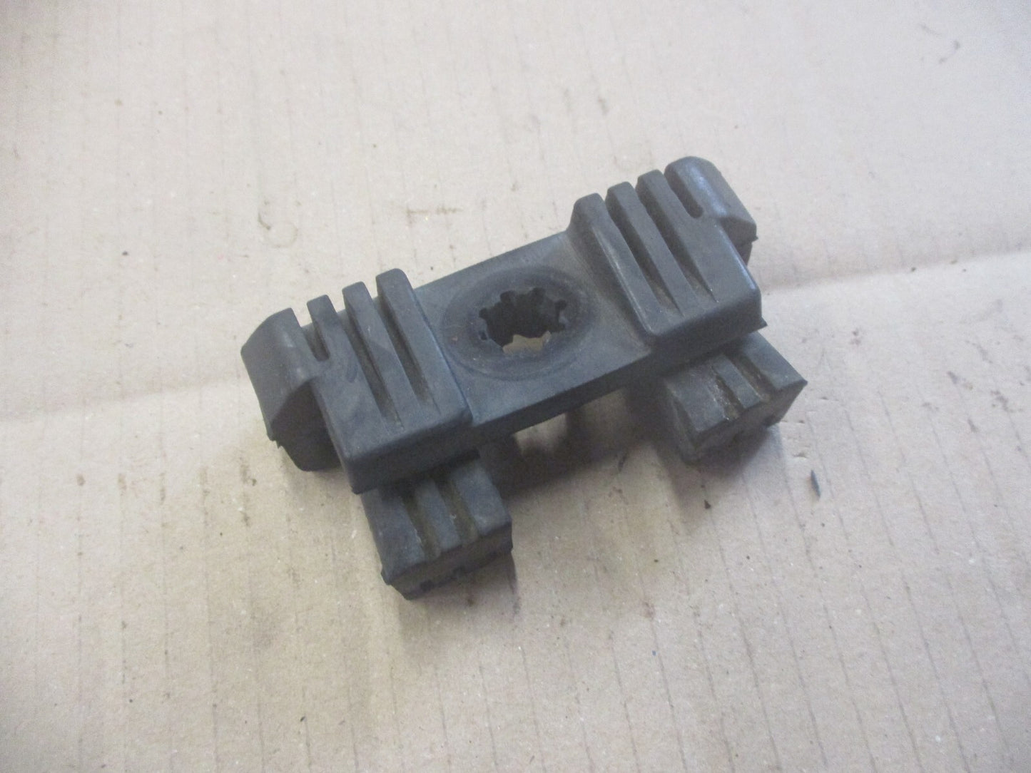 Caoutchouc de fixation arrière de réservoir pour Honda 750 VFR - RC24