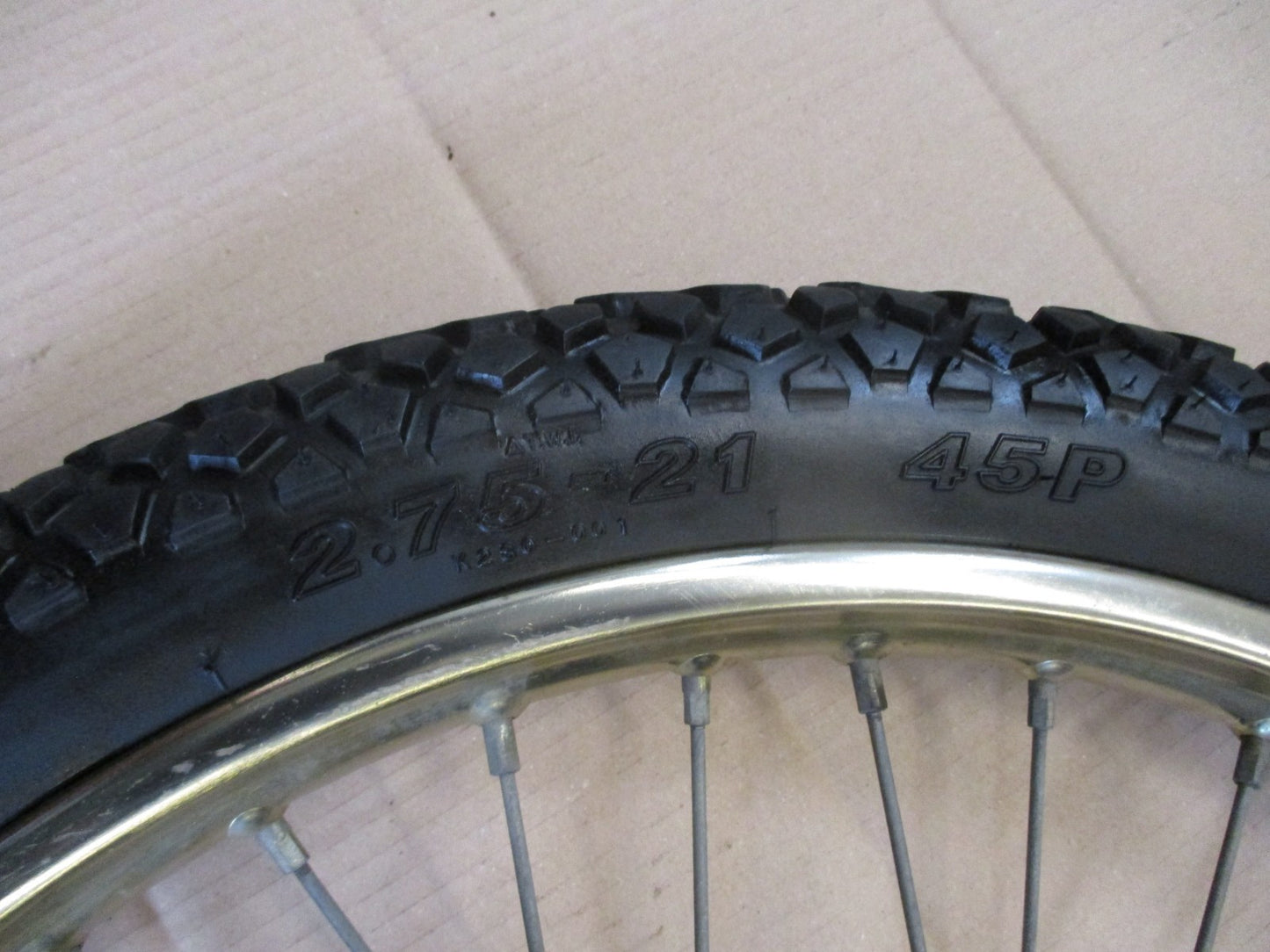 Roue avant avec pneu très peu roulé pour Suzuki 125 DR - SF43B
