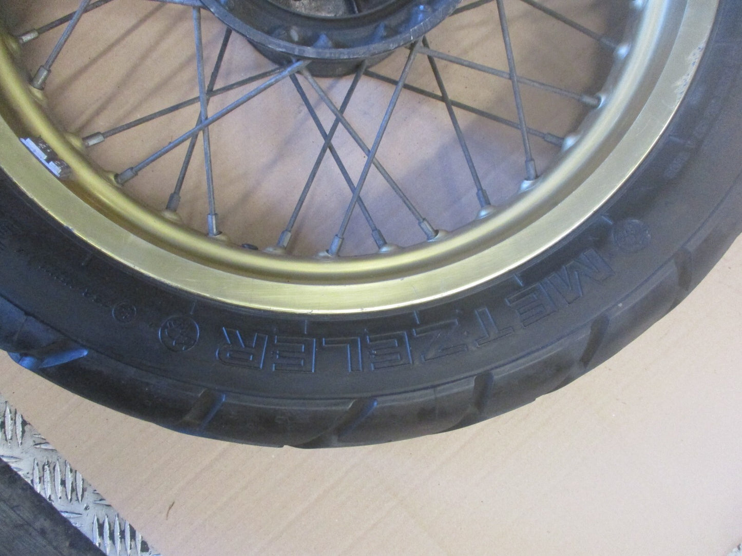 Roue arrière avec pneu très peu roulé pour Suzuki 600 DR - SN41A - couleur "or"