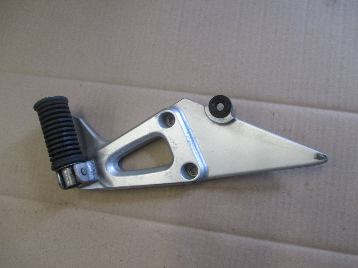 Platine cale pied arrière droite pour Suzuki 650 XF Freewind