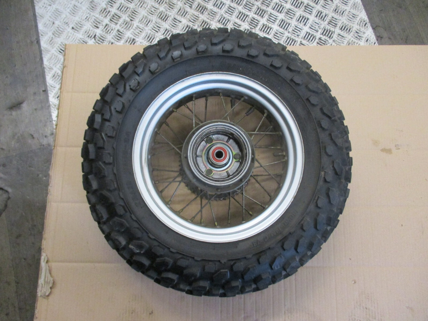 Roue arrière pneu bon état Yamaha 125 TW - DE01 - Phase 1 - Tambour 110 mm