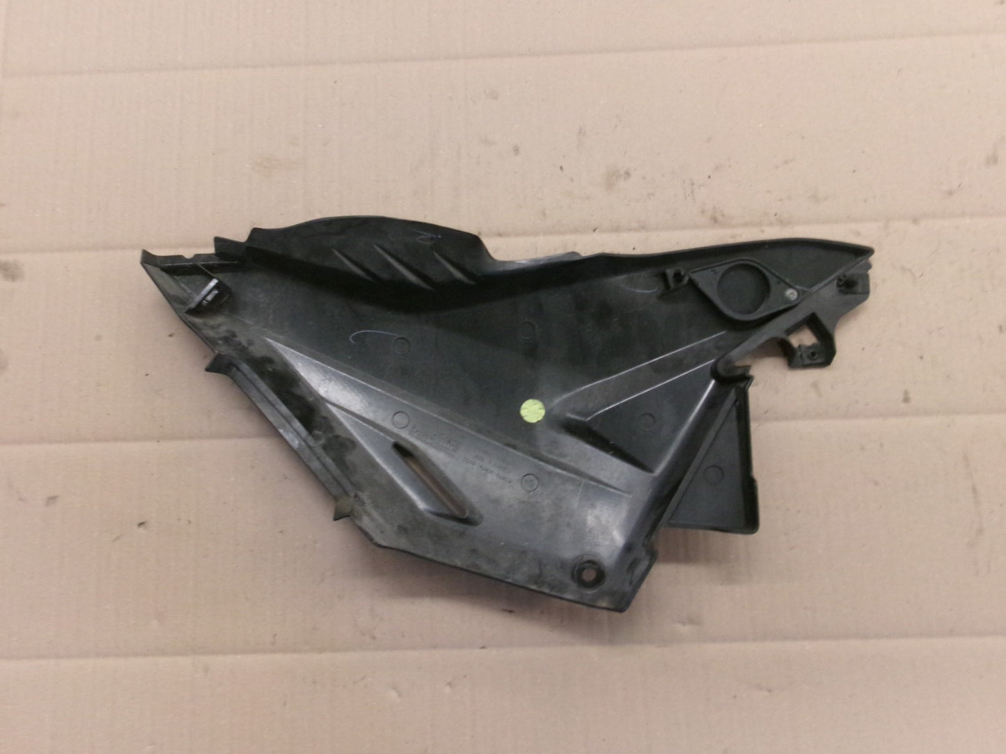 Cache latéral gauche pour Honda 125 CBF - JC40A