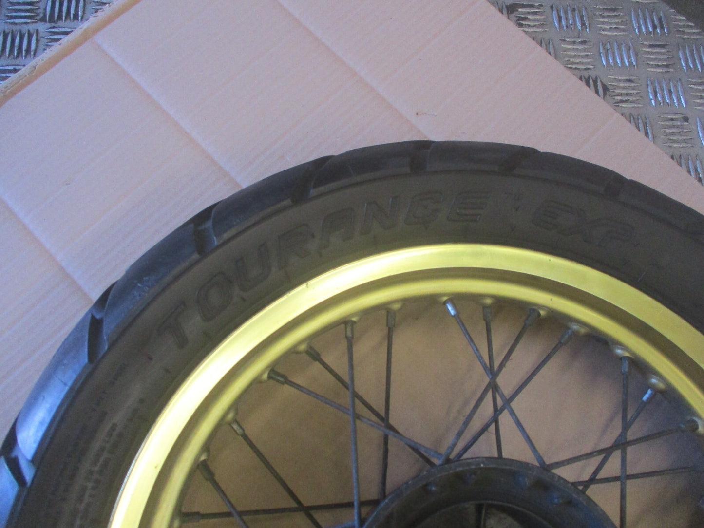 Roue arrière avec pneu très peu roulé pour Suzuki 600 DR - SN41A - couleur "or"