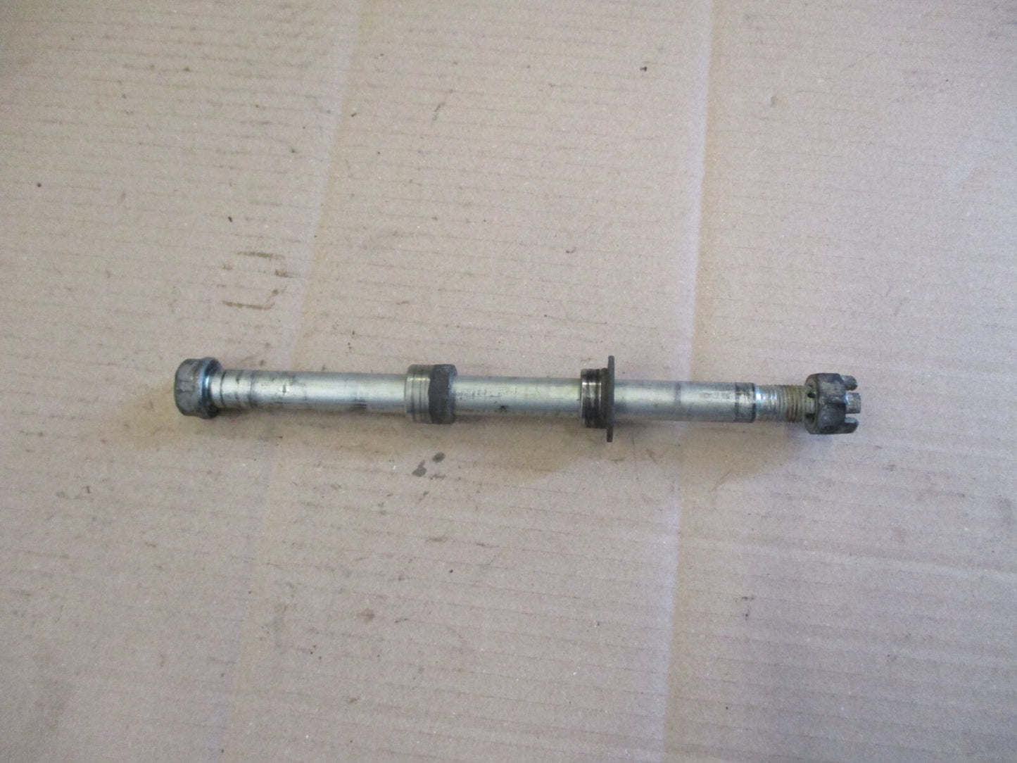 Axe de roue arrière sans tendeurs pour Yamaha 125 TZR - 2RL - modèle disque AR