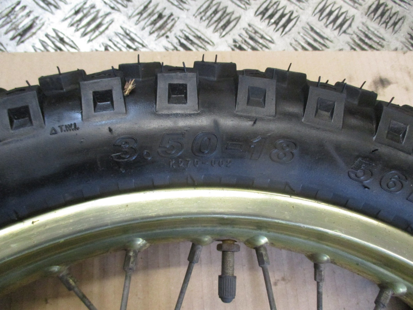 Roue arrière avec pneu très peu roulé pour Suzuki 125 DR - SF43B