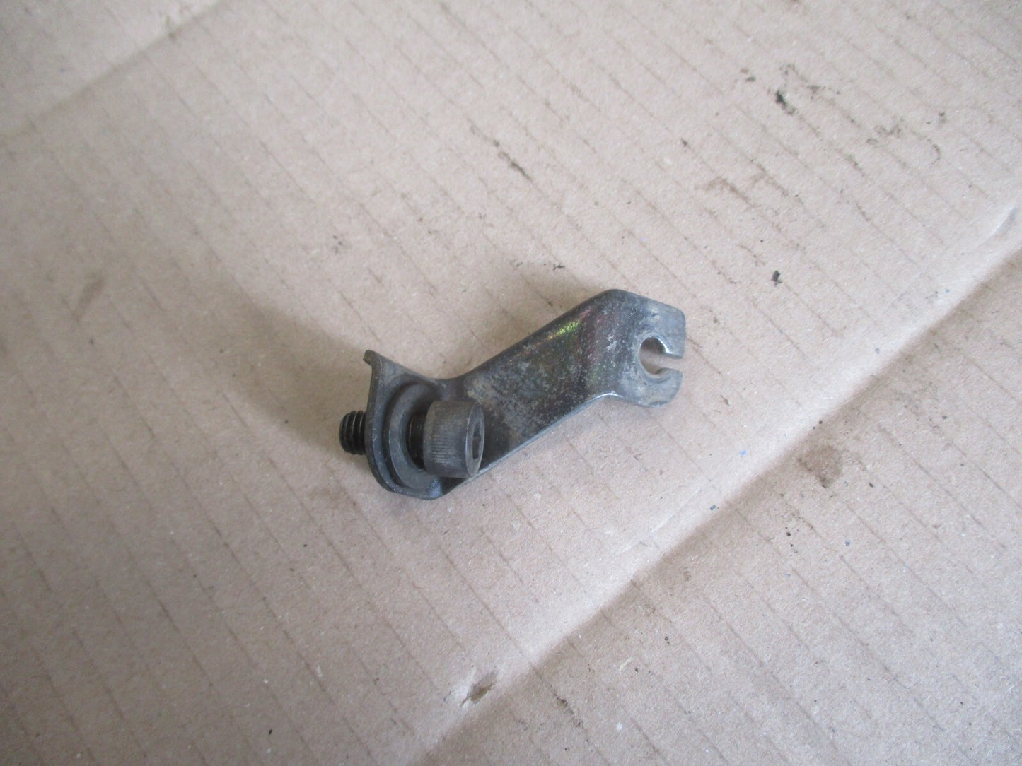 Patte support de cable de décompresseur Suzuki 750 DR - 800 DR - SR41A - SR42A