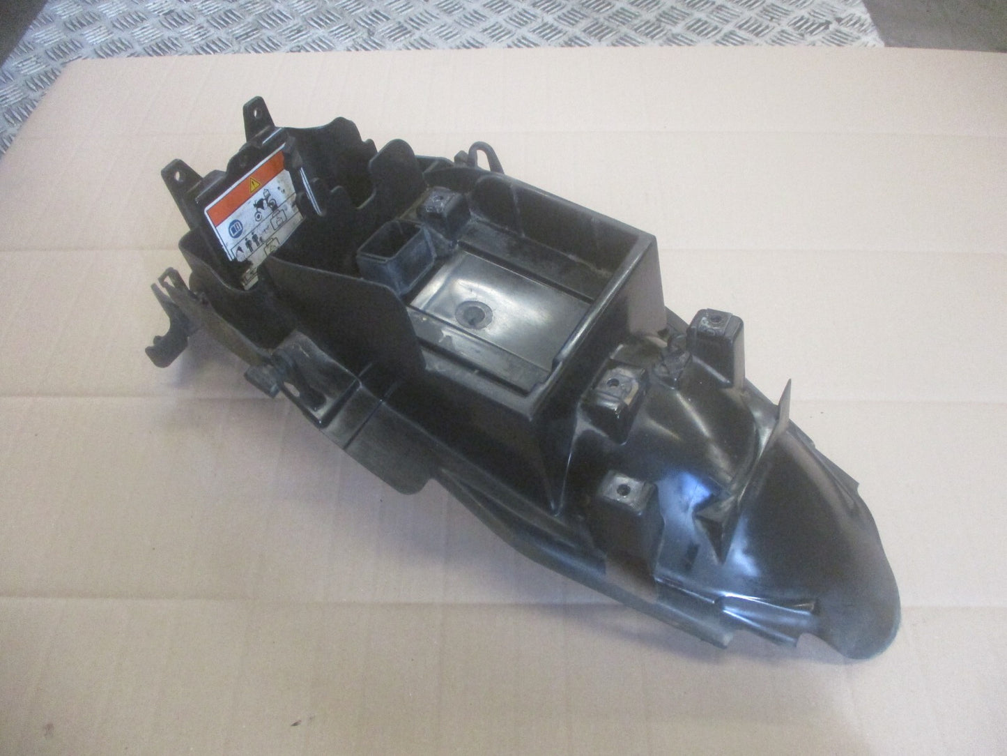 Pare boue support batterie pour Honda 125 CBF - JC40A
