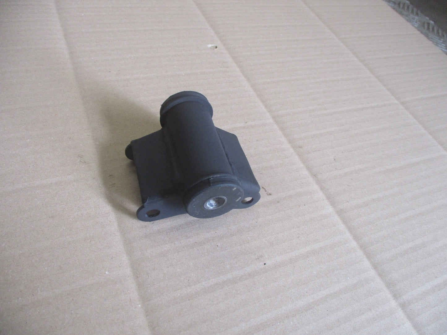Silent bloc de fixation avant du moteur pour Honda 125 Rebel - JC24A - JC26A