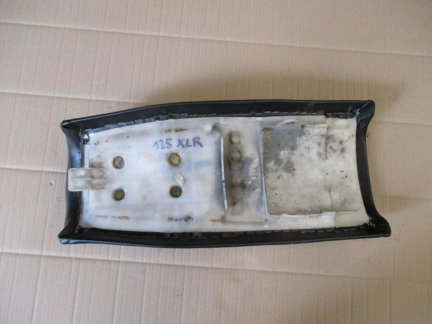 Selle refaite à neuf pour Honda 125 XLR - JD04