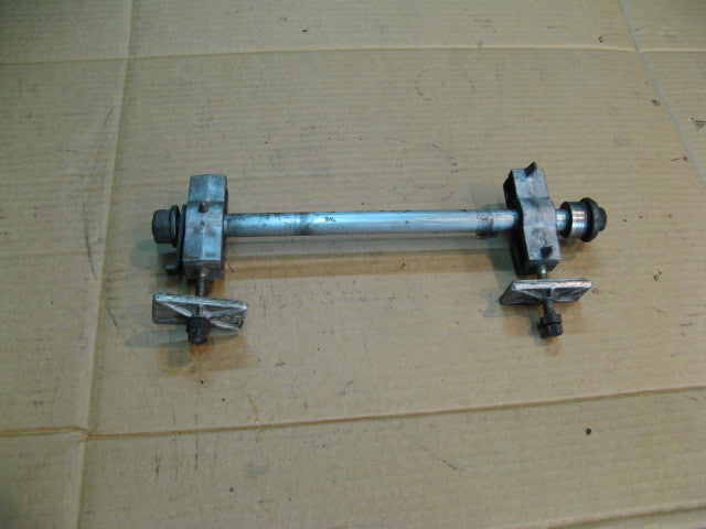 Axe de roue arrière Honda 600 Transalp - PD06 - Montage avec frein à tambour