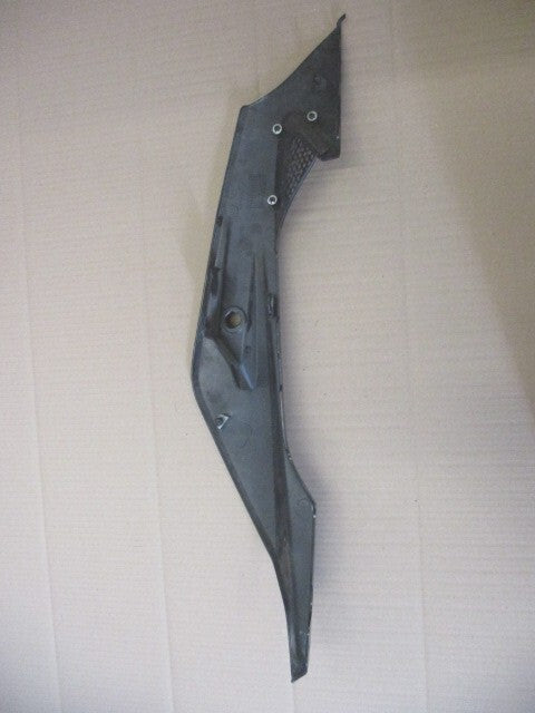 Cache latéral, dessous de selle droit pour Derbi 125 Mulhacen