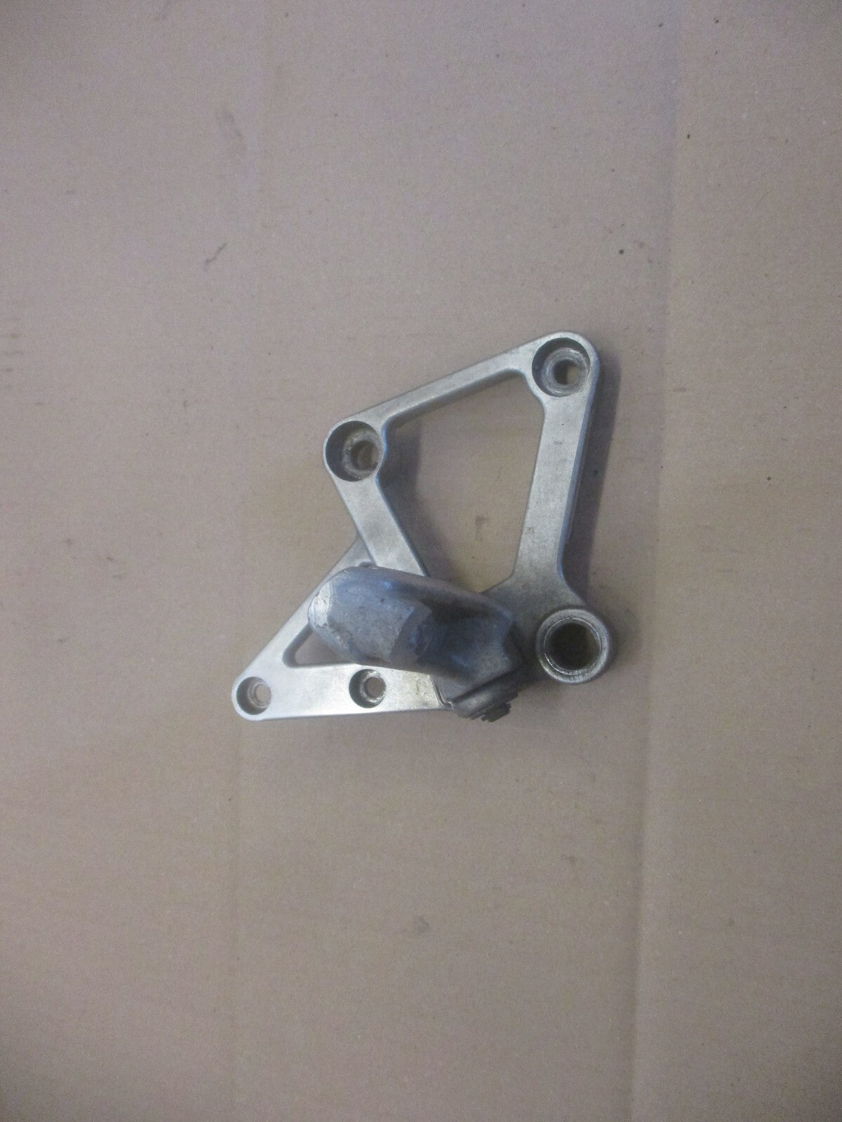Platine cale pied avant droite pour Honda 750 VFR - RC24