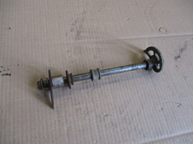 Axe de roue arrière pour Suzuki 125 DR - SF43B