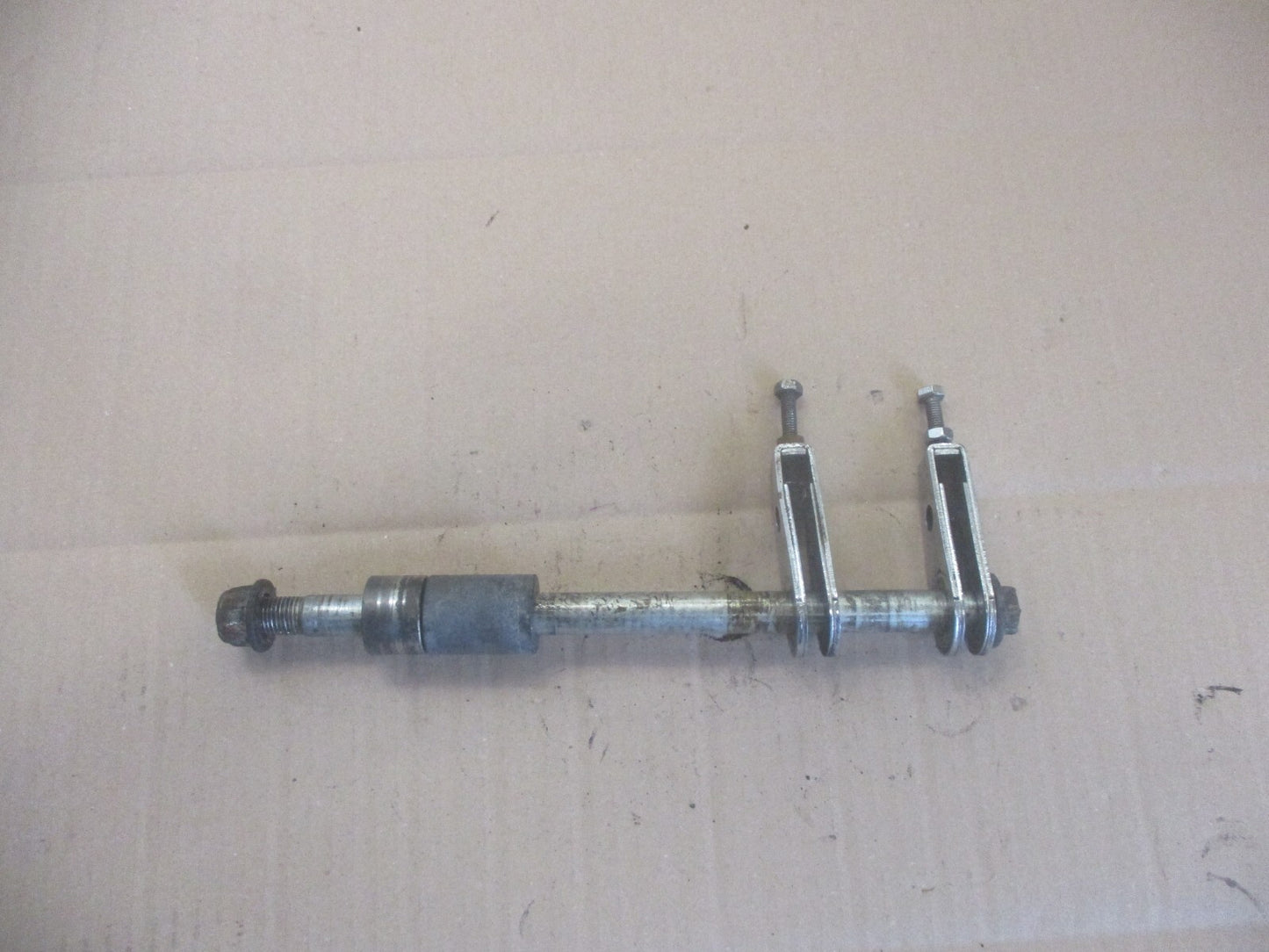 Axe de roue arrière pour Honda 125 CM - JC05