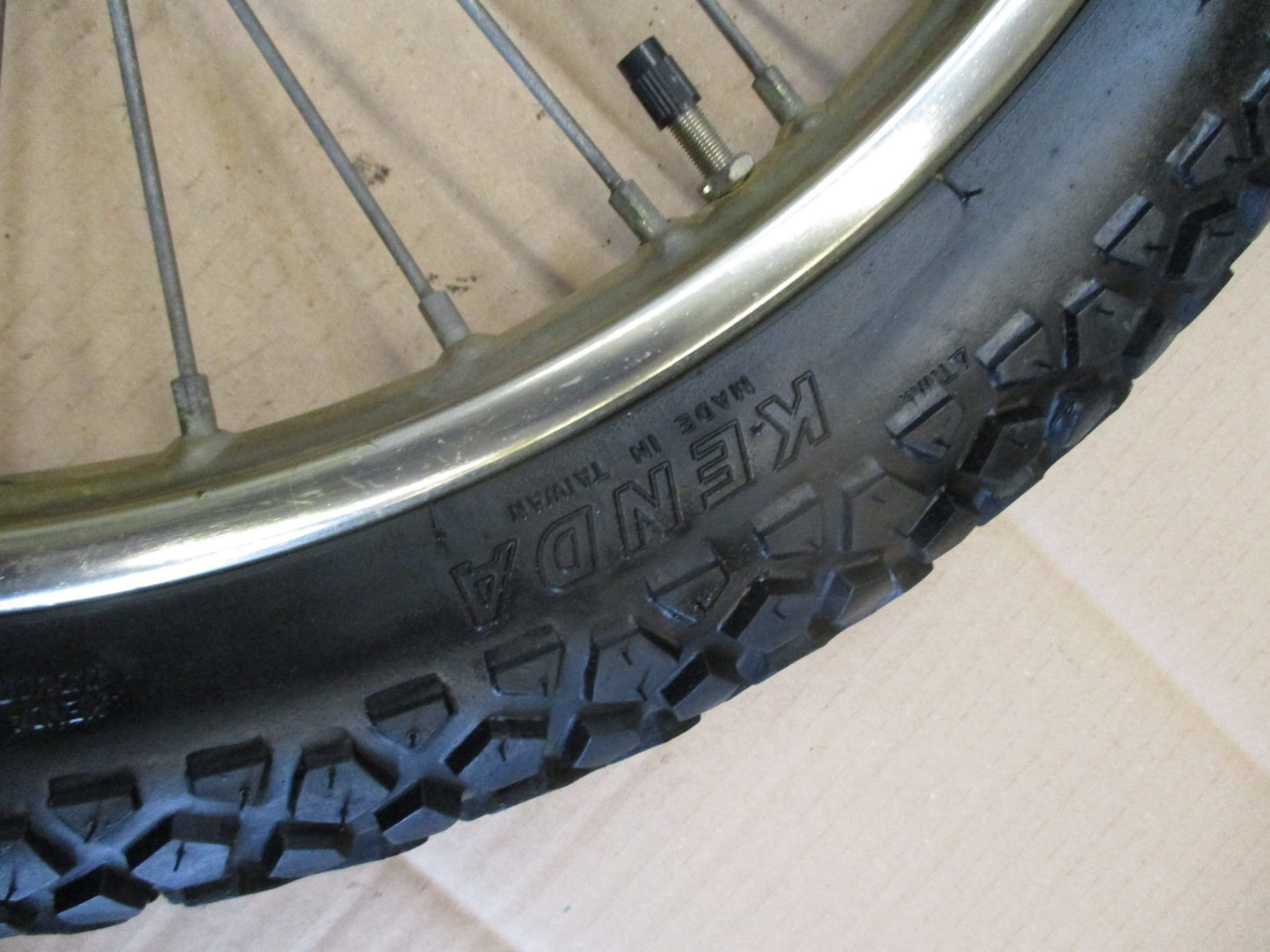 Roue avant avec pneu très peu roulé pour Suzuki 125 DR - SF43B