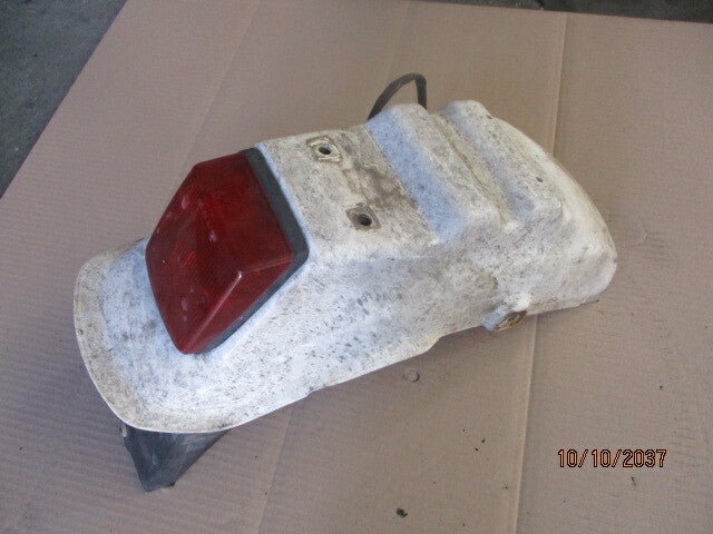 Garde boue arrière + feu + bavette coupée Suzuki 600 650 DR - SN41A - SP41A
