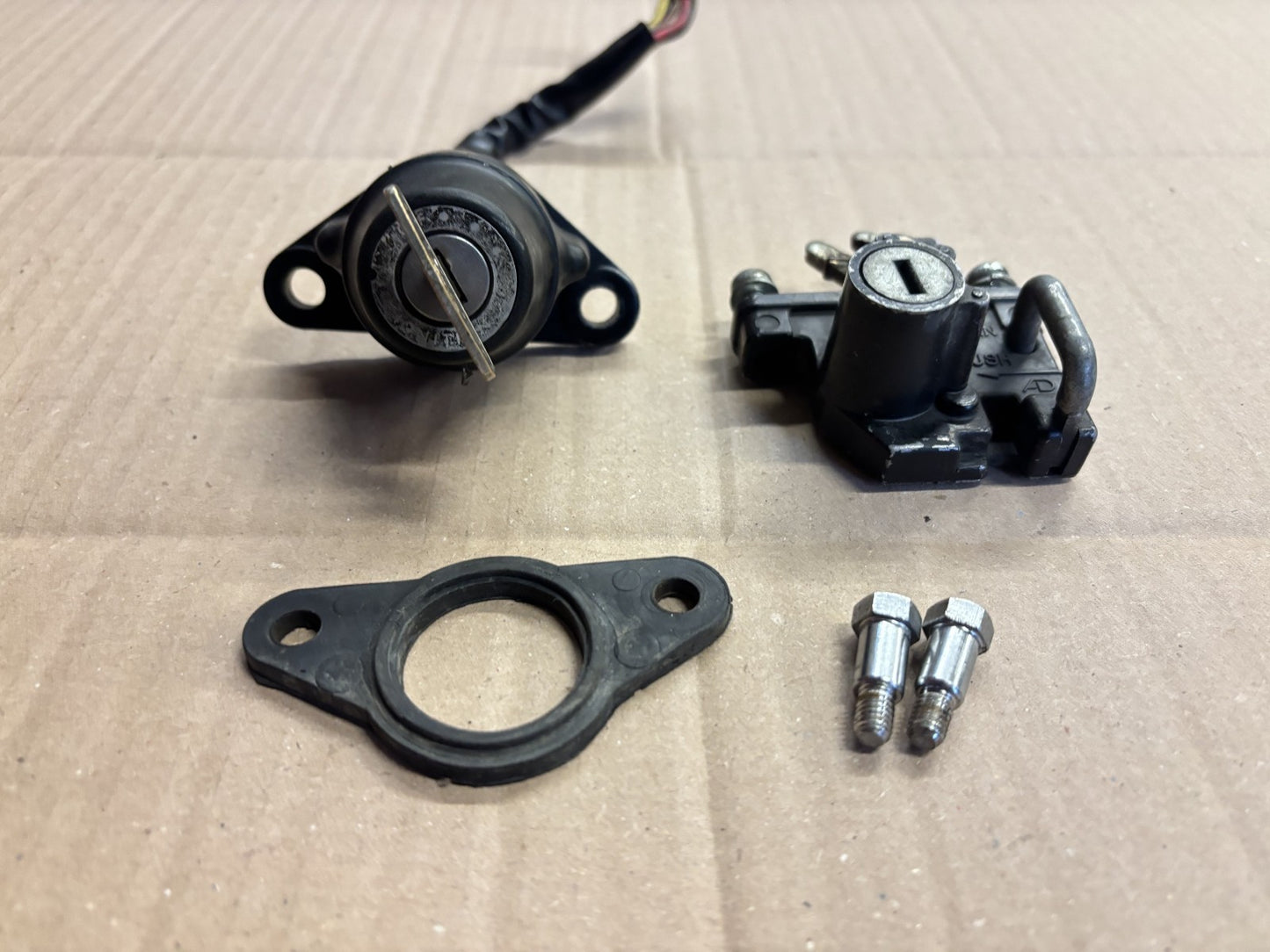 Nieman + serrure de selle pour Kawasaki 125 KE - K1 - KS