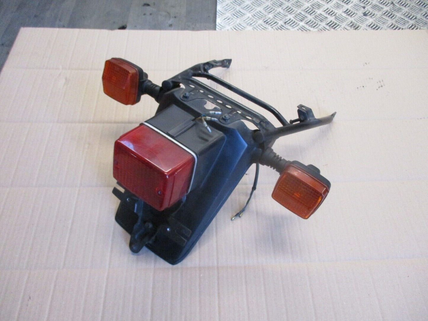 Bavette + feu arrière + clignotants + support pour Yamaha 125 TW - DE01 - DE054