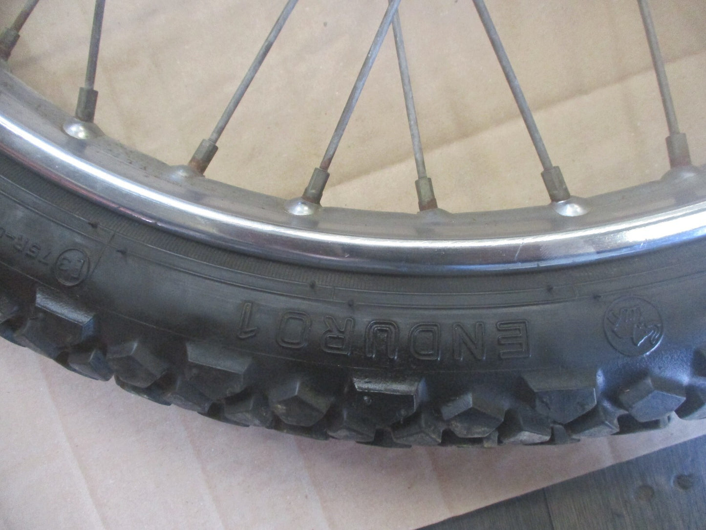 Roue avant - pneu METZELER très peu roulé Honda 125 XLR - JD04 - Frein à tambour