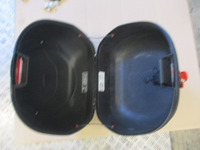 Top case + support GIVI, comme neuf, deux clés