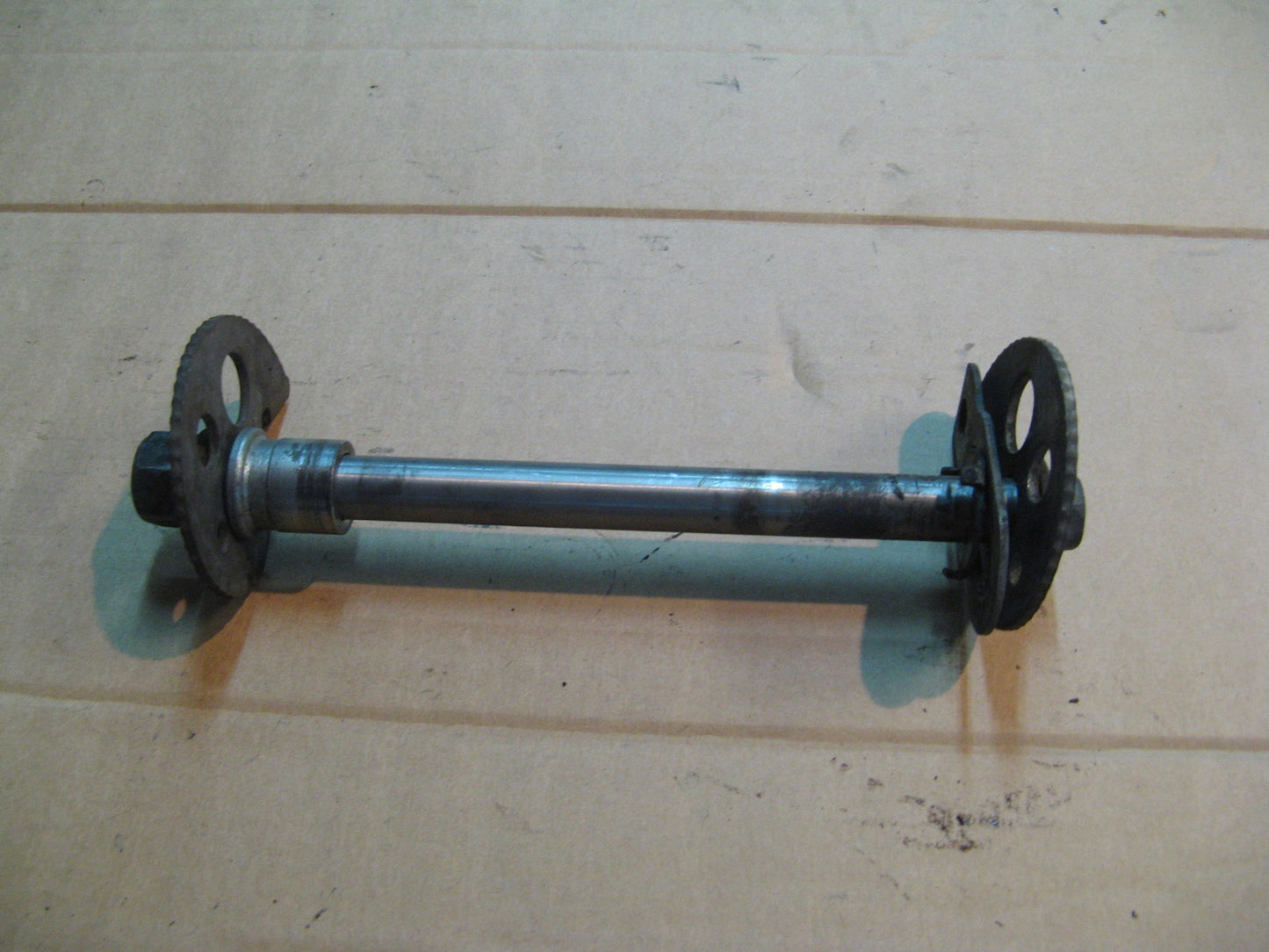 Axe de roue arrière pour Honda 125 XLR - JD04