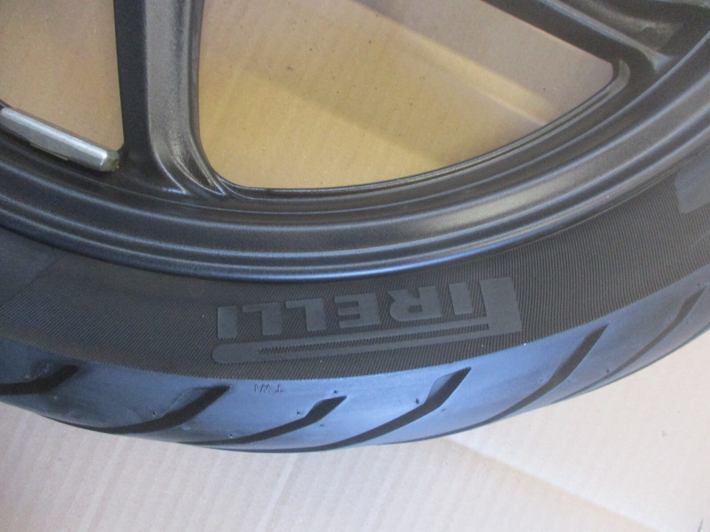 Roue arrière avec pneu peu roulé pour Honda 125 CBF - JC40A