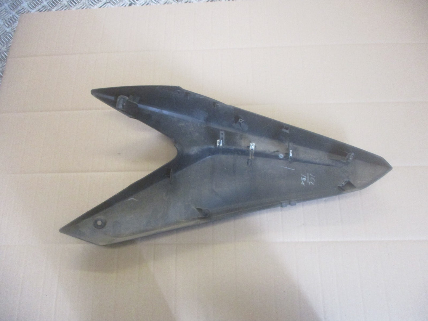 Flanc de carénage gauche pour Honda 125 CBF - JC40A