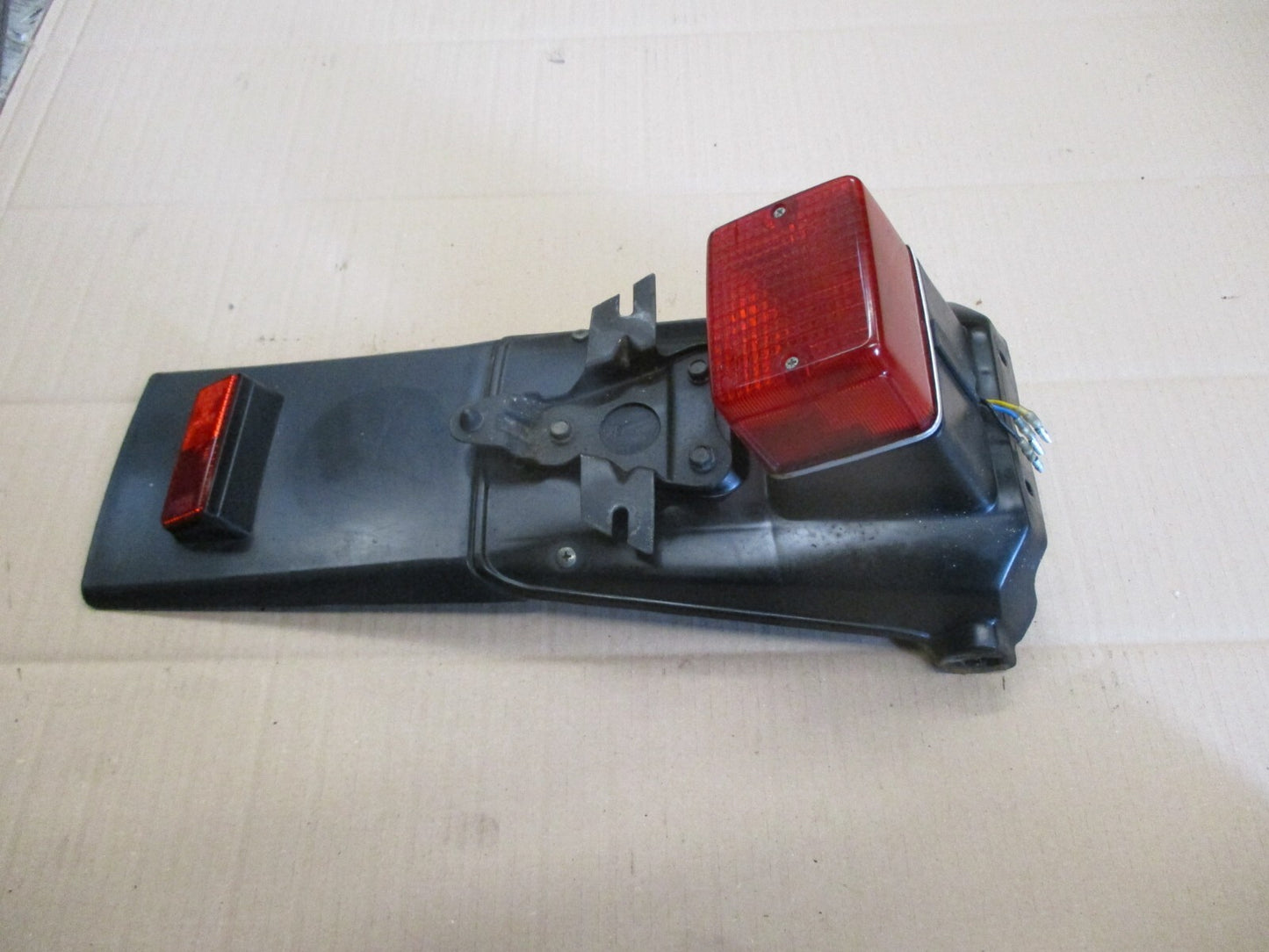 Bavette + feu arrière pour Yamaha 125 TW - DE01 - DE054