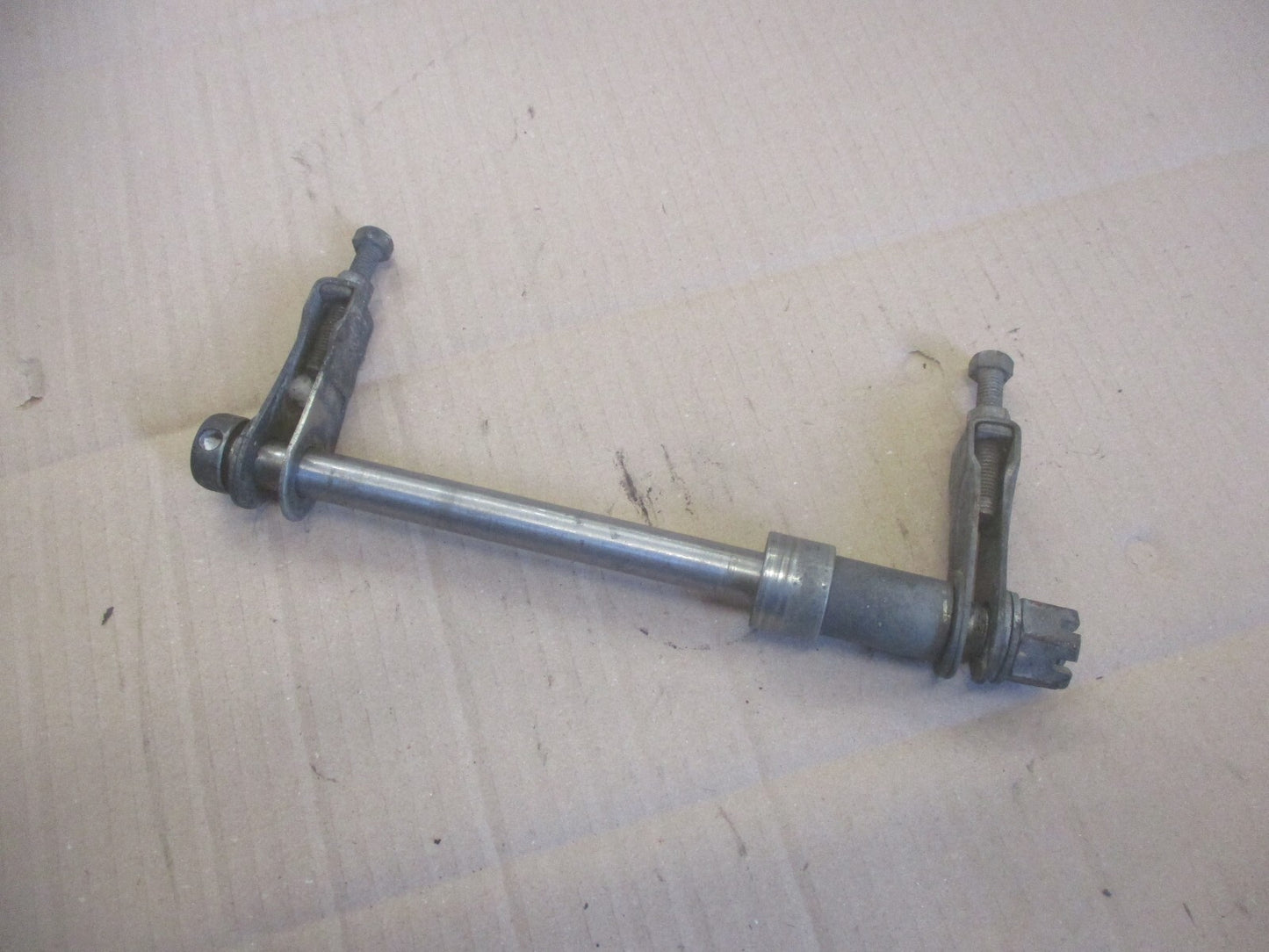 Axe de roue arrière pour Suzuki 125 GT