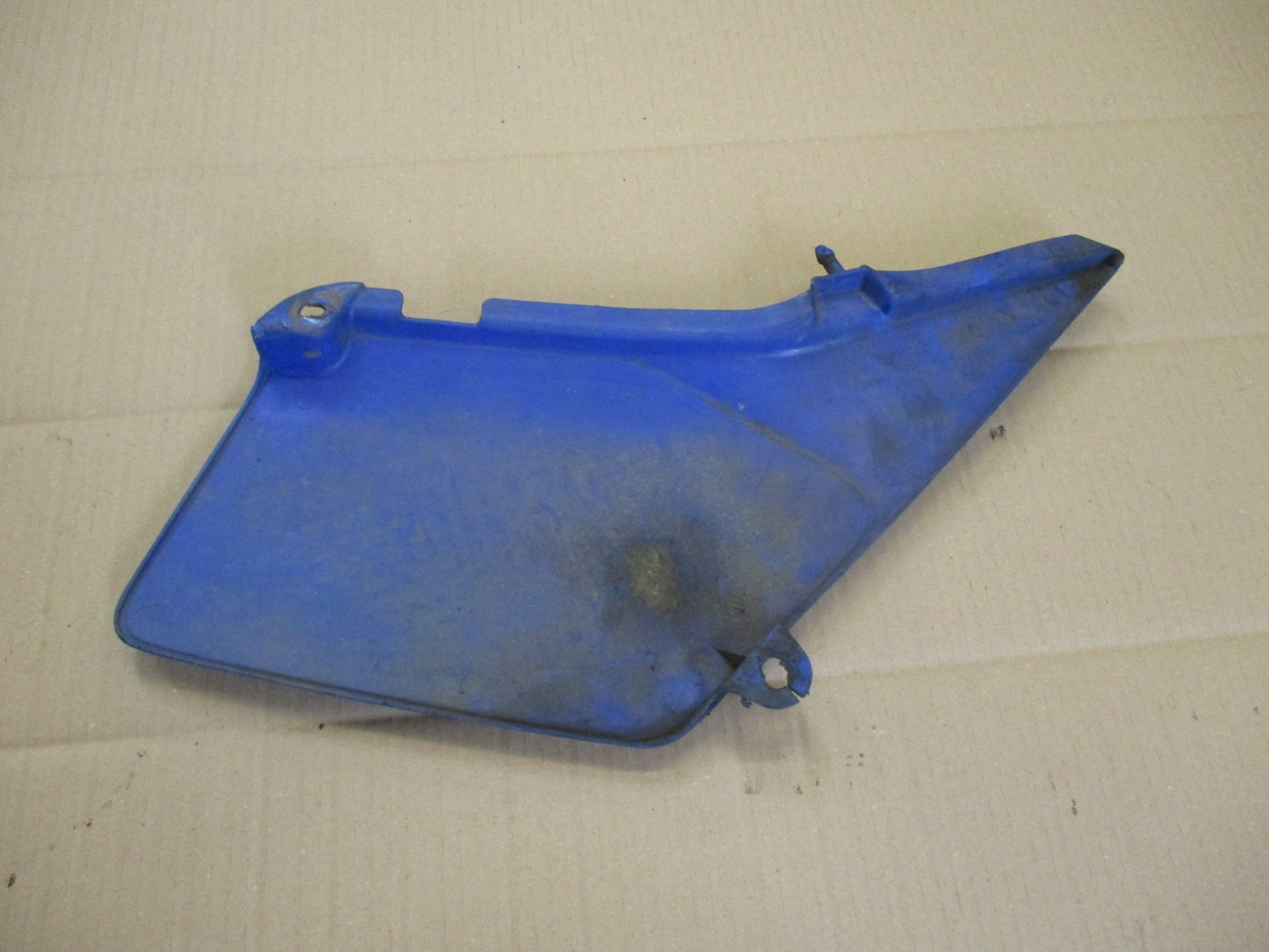 Cache latéral gauche pour Suzuki 125 DR - SF43B