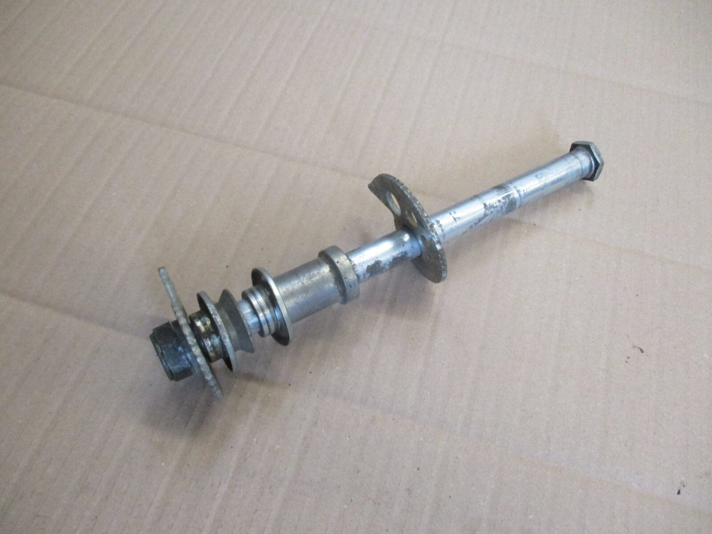 Axe de roue arrière pour Yamaha 125 DTR - DTRE