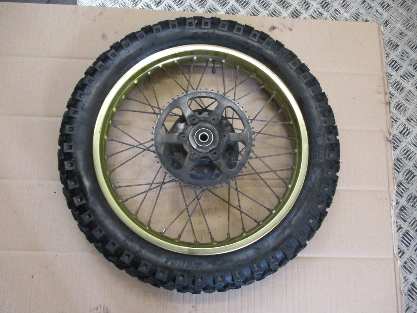 Roue arrière avec pneu très peu roulé pour Suzuki 125 DR - SF43B