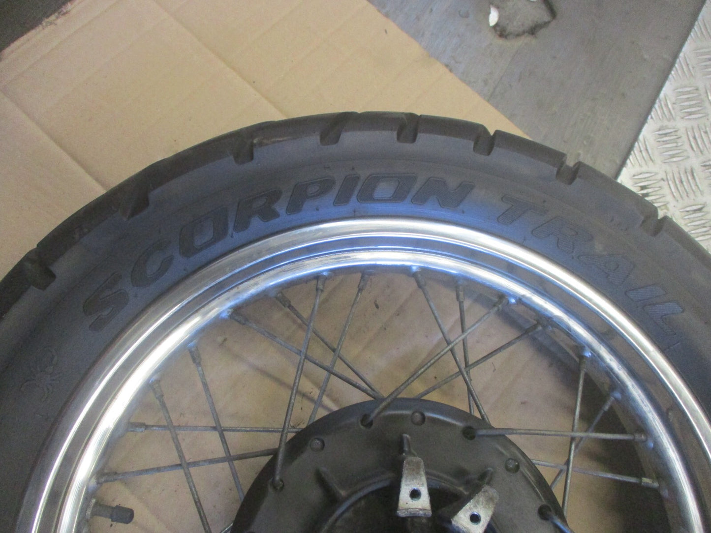 Roue arrière acier chromé avec pneu bon état Yamaha 600 XTE - 3TB - 4PT - DJ02