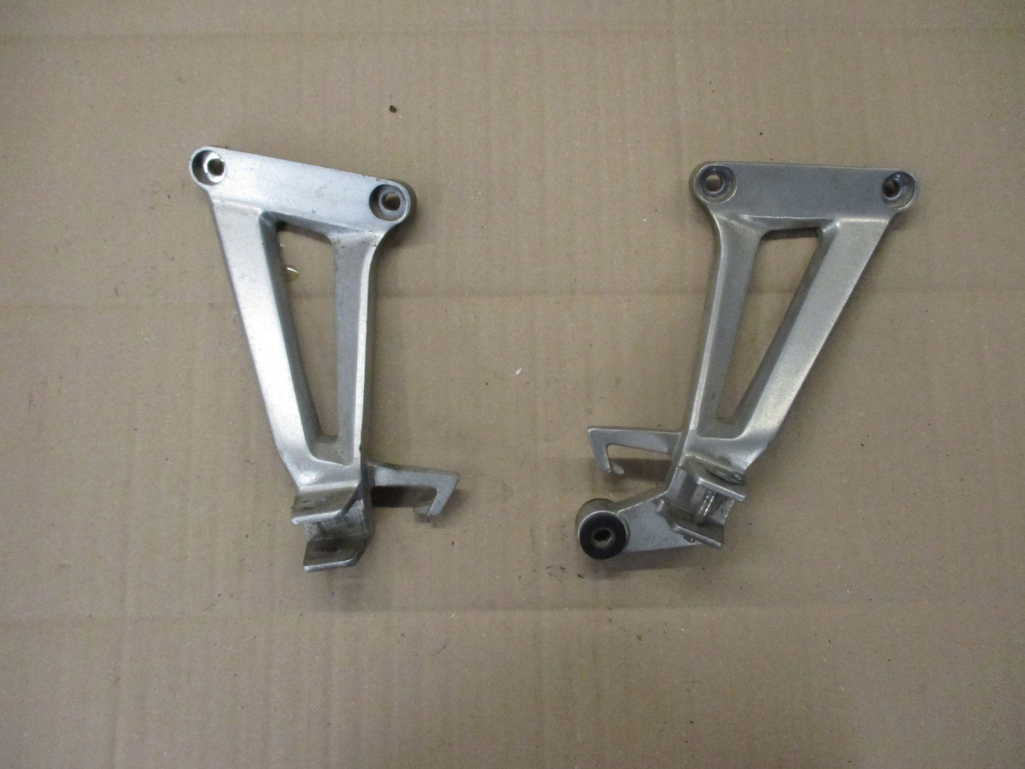 Supports cales pieds arrière pour Honda 125 CBR - JC34