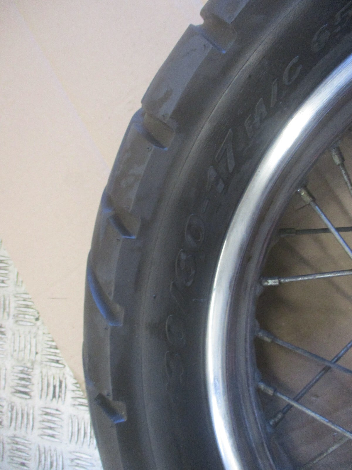 Roue arrière acier chromé avec pneu bon état Yamaha 600 XTE - 3TB - 4PT - DJ02