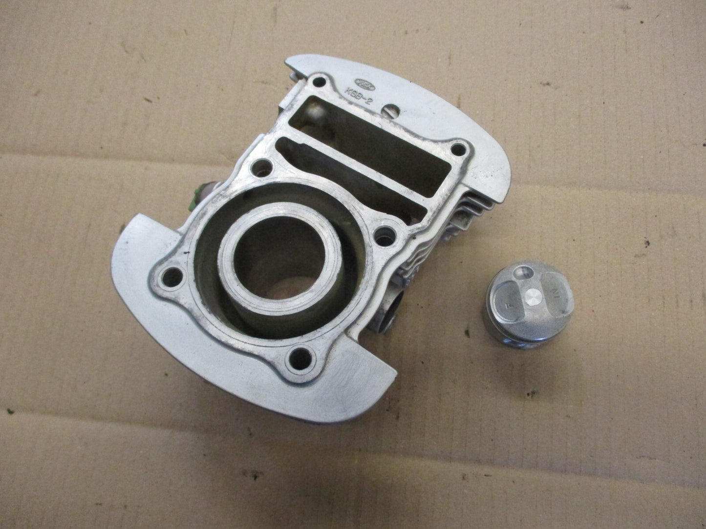 Cylindre / piston avant (piston segments neufs) Honda 125 XLV Varadéro - JC32