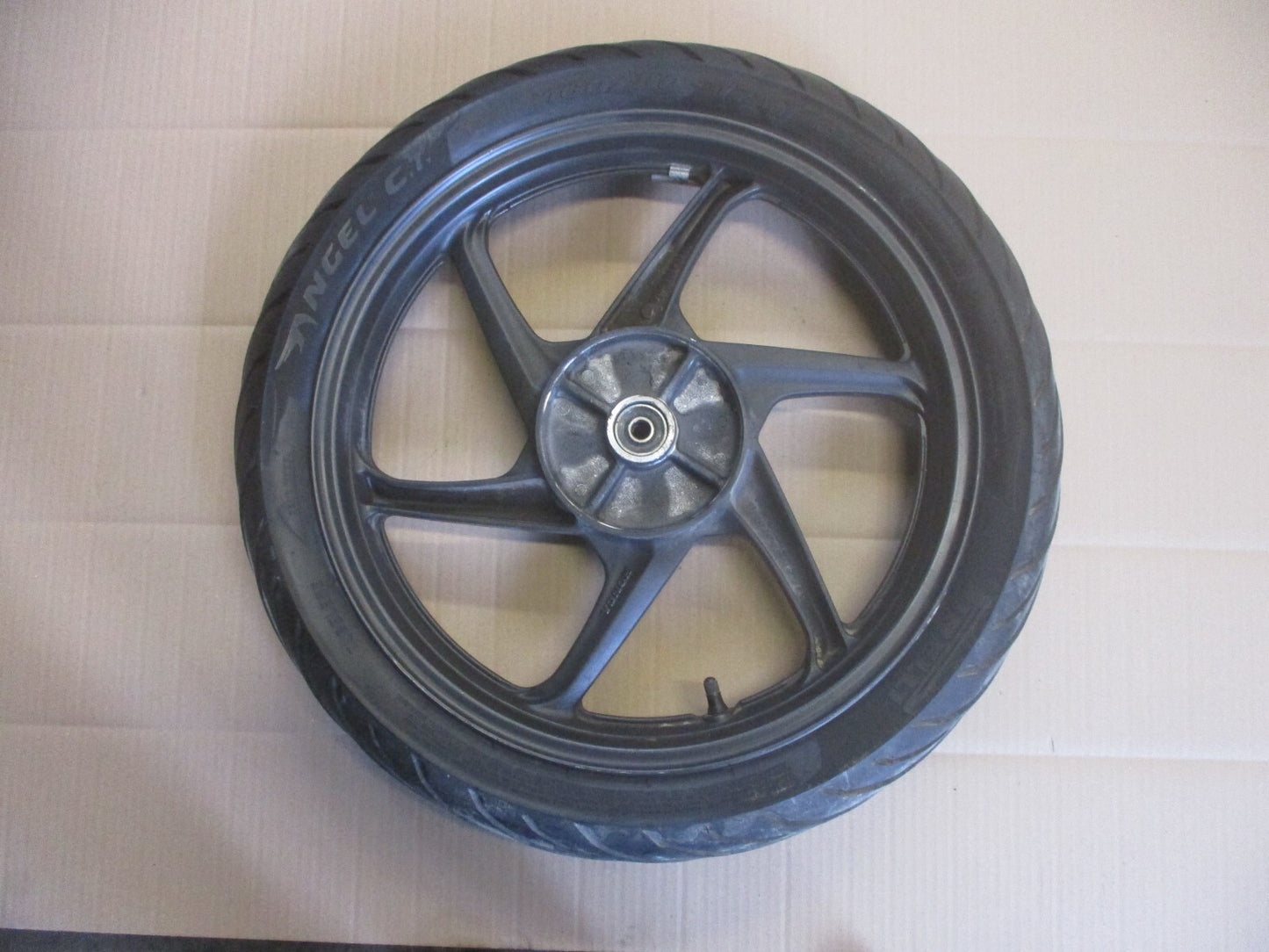 Roue arrière avec pneu peu roulé pour Honda 125 CBF - JC40A