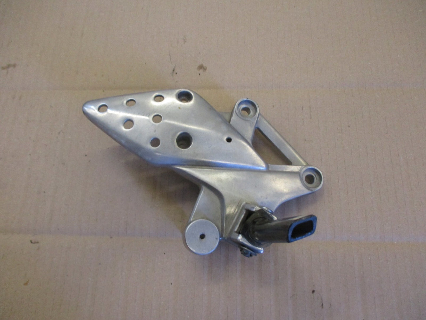 Platine cale pied avant droite pour Honda 125 CBR - JC34