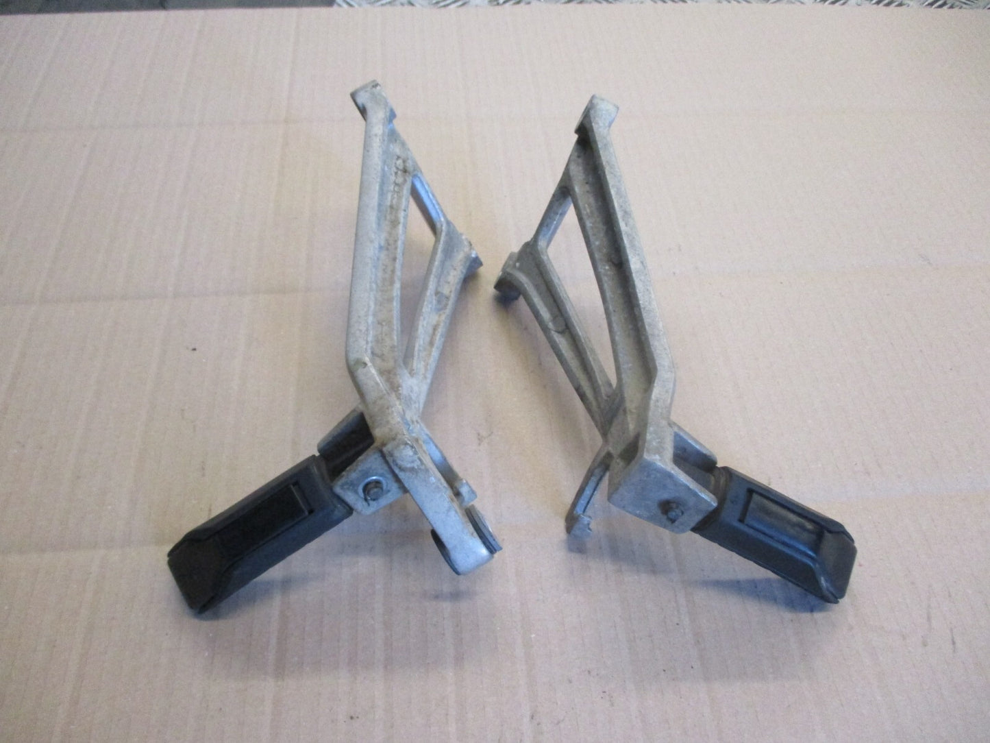 Cales pieds arrière pour Honda 125 CBR - JC34