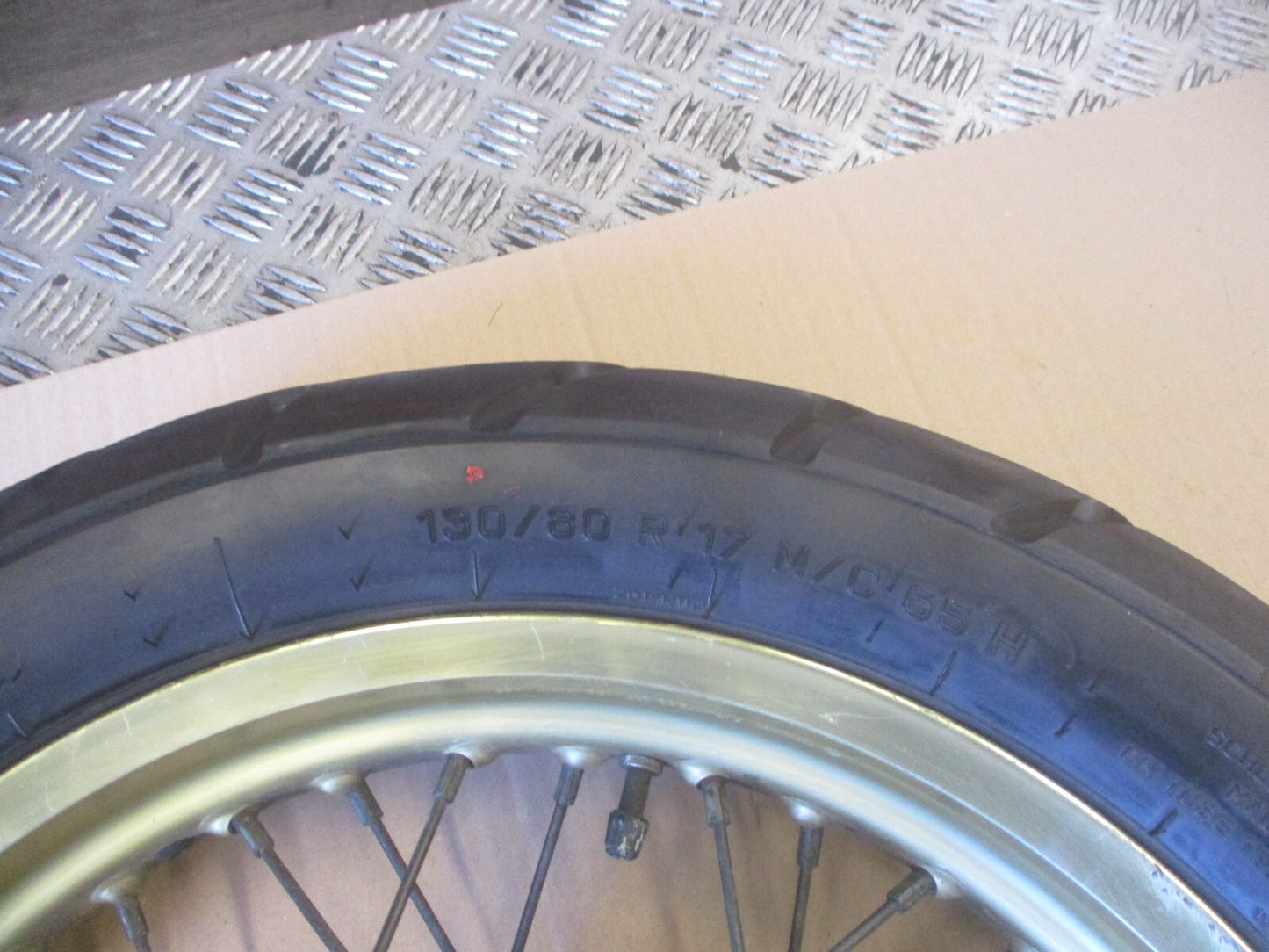 Roue arrière avec pneu très peu roulé pour Suzuki 600 DR - SN41A - couleur "or"