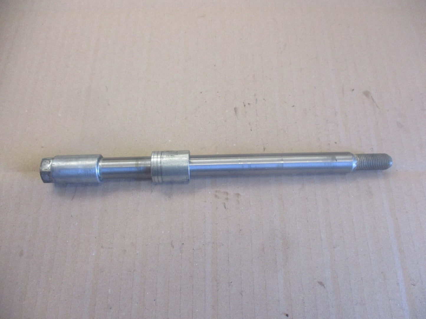 Axe de roue avant pour Honda 125 Rebel - JC24A - JC26A