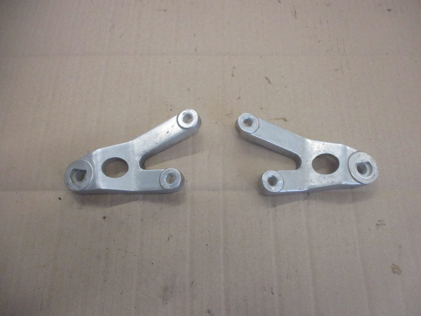 Supports cales pieds arrière pour Yamaha 125 TZR - 4FL