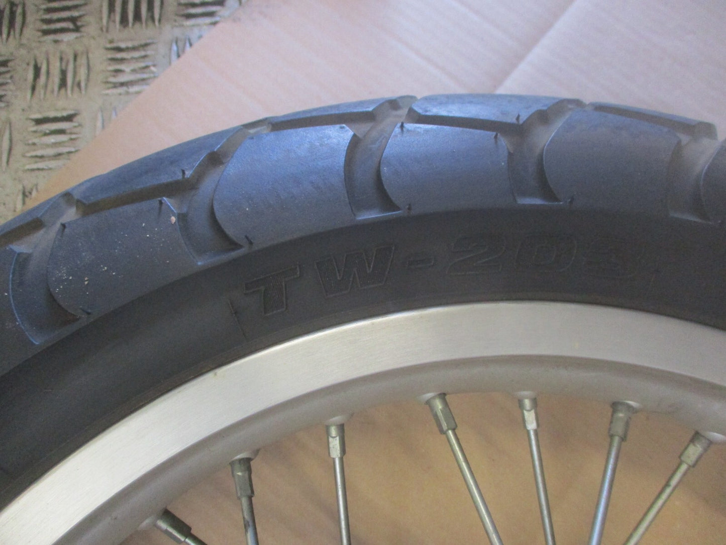 Roue avant avec pneu BRIDGESTON TW-203 bon état Yamaha 125 TW - DE01 - DE054