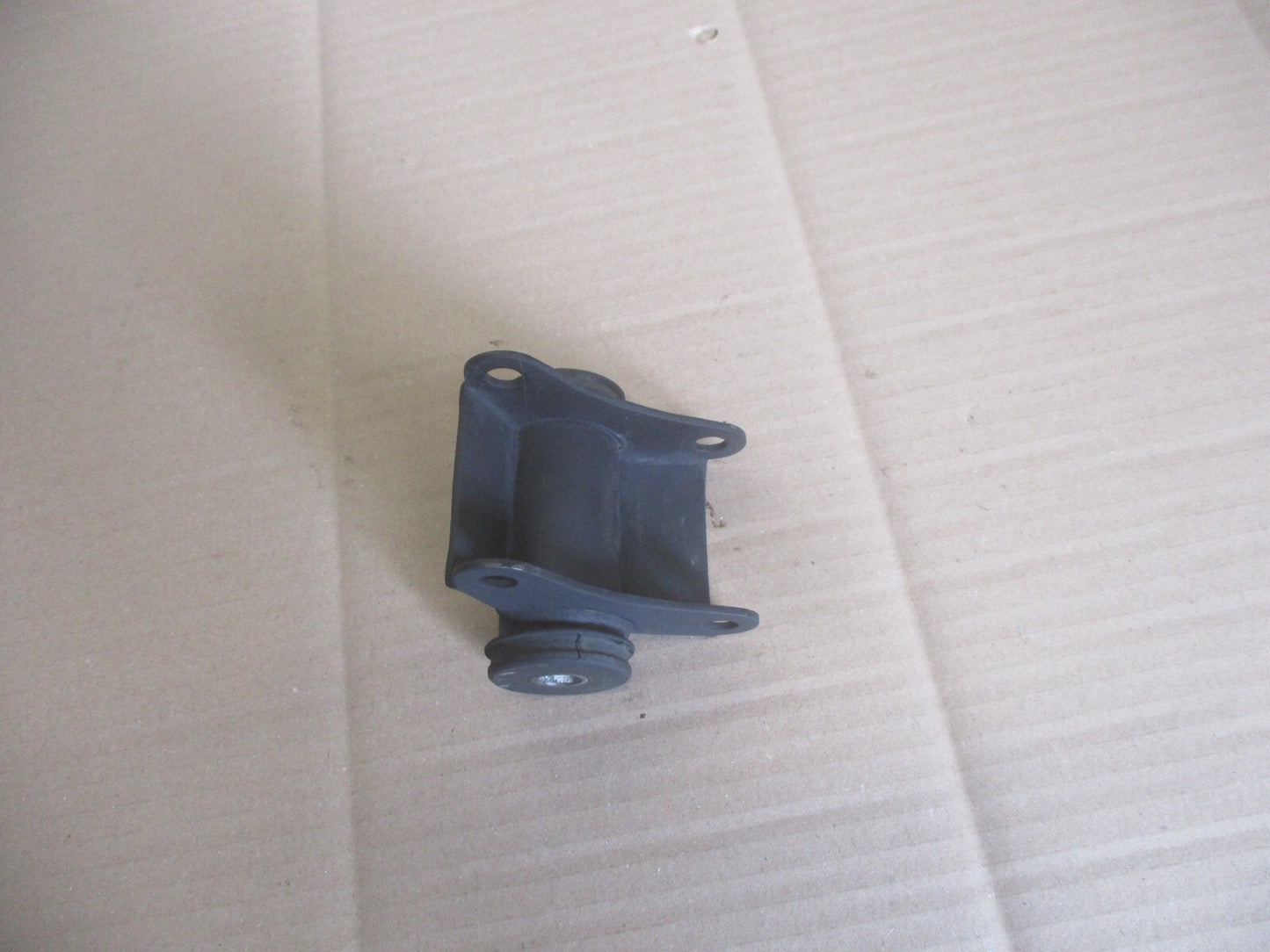 Silent bloc de fixation avant du moteur pour Honda 125 Rebel - JC24A - JC26A