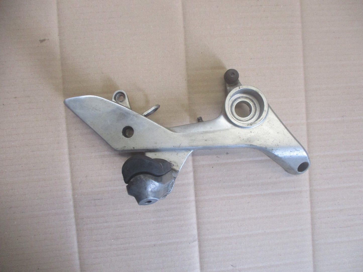 Platine cale pied avant droite pour Honda 800 VFR - RC46D - 2000