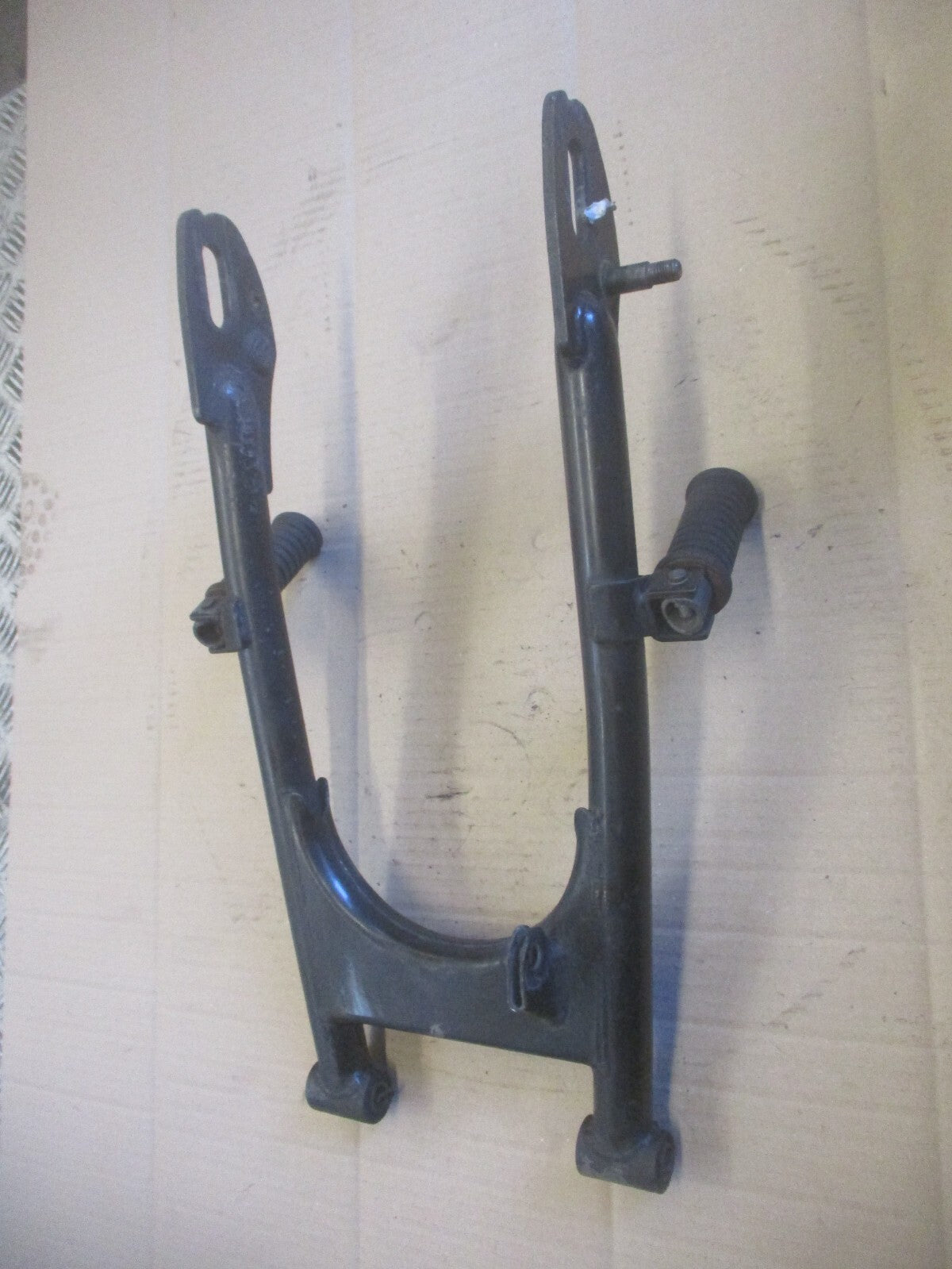 Bras oscillant + cales pieds arrière pour Suzuki 125 GT